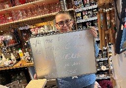 Abbeville: la gérante d'un bar tabac lutte contre la consommation des mineurs avec humour