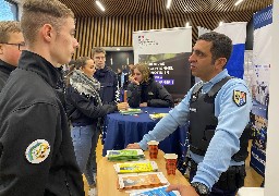 Marquise : des centaines de lycéens et collégiens sensibilisés aux métiers des forces de l'ordre et de la sécurité routière.