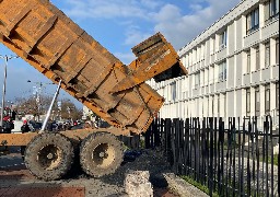 A Boulogne sur mer, une soixantaine d'agriculteurs déversent la boue de La Liane devant les services de l'Etat. 