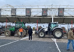 Près de 70 tracteurs bloquent la circulation sur l'A16 au péage d'Herquelingue