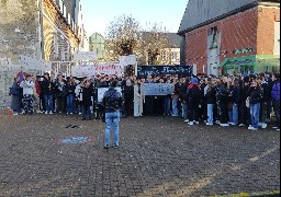 Manifestation devant le lycée Woillez à Montreuil contre 7 suppressions de postes
