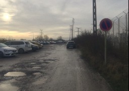 Mise en place de panneaux aux abords de la gare de Calais-Fréthun pour empêcher le stationnement sauvage. Qu’en pensent les usagers ?