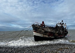 Cayeux: la dépollution de la coque du navire échoué debute lundi