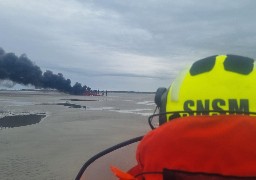 Baie de Somme : 11 migrants secourus par la SNSM de Berck près d'un canot en feu sur un banc de sable !