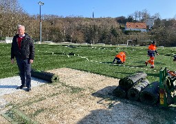 Initiative originale à Wimille: le terrain synthétique est vendu en rouleaux aux habitants !