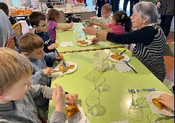 A Dunkerque, tous les jeudis, les aînés de la Tente Verte peuvent déjeuner avec les écoliers !