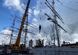 A Dunkerque, le démâtage du voilier-école Duchesse Anne est en cours.