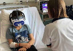 Des casques de réalité virtuelle font oublier les douleurs lors des soins sur les enfants à l'hôpital de Boulogne sur mer. 