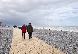 Cayeux: après la tempête Pierrick, le chemin de planches presque réinstallé