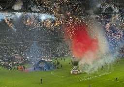Football : un bus incendié et 30 blessés entre supporters sur une aire de l'A1 près d'Arras.