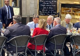 A Boulogne sur mer, le premier ministre Gabriel Attal lance les législatives à table en terrasse place Dalton !