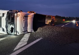 Un semi-remorque, transportant des graviers, se renverse sur l'A16 dans le boulonnais