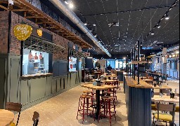 A Saint-Léonard, le 8.83 food court a ouvert et propose une nouvelle façon de se restaurer...