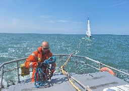 Un voilier en panne au large de Dunkerque, remorqué par la SNSM