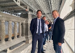 Bergues : l'assureur Axa a fait don d'un chèque de 100 000 euros pour les travaux de l'hôtel de ville.