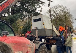 Saint-Omer : pour garder un œil sur l'institution des Wateringues, les agriculteurs déposent un radar mobile à sa porte !