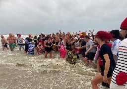 Bains du nouvel an : par centaines, ils ont bravé les éléments pour se jeter à l'eau !