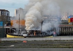Un bateau en feu au port de plaisance de Calais. 