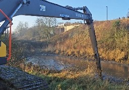 Une opération de curage ce jeudi à Calais. 