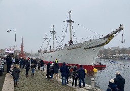 Dunkerque : le trois-mâts Duchesse Anne de retour à son quai pour poursuivre sa restauration.