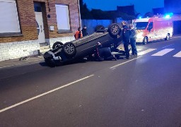 Bourbourg : une voiture termine sa course sur le toit