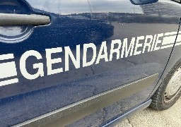 Un élève officier de gendarmerie en repos saisit un couteau des mains d'un migrant dans un train entre Lille et Calais.