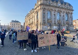 A Calais, une cinquantaine de parents d'élèves, leurs enfants et instituteurs ont manifesté contre les fermetures de classes. 