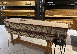 Un cercueil habillé d'osier crée par une vannerie de la Somme