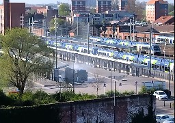 Un bus détruit par les flammes à côté de la gare de Dunkerque
