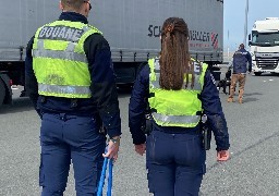 Au port de Calais, policiers et douaniers luttent ensemble contre le trafic de stupéfiants... 