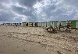 A Blériot-Sangatte, 60 chalets et 50 cabines seront cette année implantés sur la plage près d'une boutique de souvenirs et d'artisanat ! 