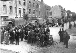 Coudekerque-Branche : 400 drapeaux, une stèle et un poème revisité de Paul Eluard placardé à l'entrée de l'Ecole pour les 80 ans de la Libération !