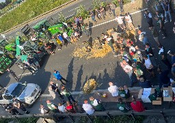 L'A25 toujours occupée par les agriculteurs à Steenvoorde 