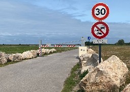Des barrières sécurisées pour empêcher les passeurs de débarquer le matériel nautique à Marck ! 