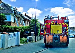 Bourbourg : Des sapeurs-pompiers démontent les tuiles pour un chat coincé dans la toiture !