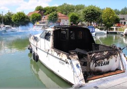 Aire-sur-la-Lys : un bateau ravagé par les flammes au port de plaisance