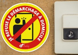 Audruicq : la ville distribue gratuitement des stickers pour dire non au démarchage à domicile.