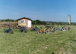 Marquise : le gérant de Deux Caps Découverte sommé d'enlever son chalet et les vélos de son champ !