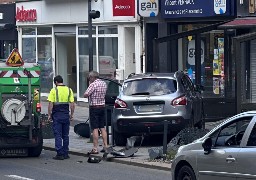 Calais: une voiture fait une sortie de route, rue Royale