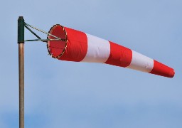 Parcs fermés, douanière blessée, toiture envolée: à Calais, le vent fait des dégâts