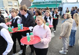 Calais : Toujours dans le vent, il fallait être agile à la course des garçons de café !