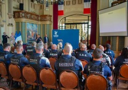 Les policiers du Touquet reçoivent l’écusson du centenaire du Caddy