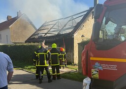 Audembert : un garage ravagé par les flammes, deux véhicules détruits
