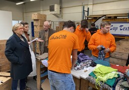 Échangez vos vieux vêtements contre des bons cadeaux à Calais Cœur de Vie le 29 novembre !