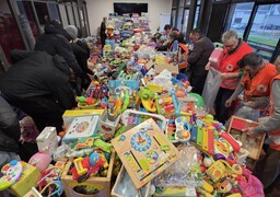 Après la collecte, Marinéo a remis les jouets du bus de Noël aux associations caritatives du Boulonnais