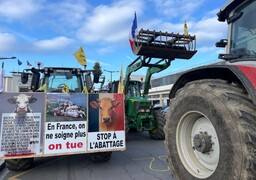 Boulogne: au moins 70 tracteurs et 150 agriculteurs manifestent devant la CAB, rejoints par les pêcheurs