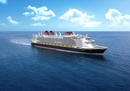 Le Disney Adventure, véritable parc d'attractions sur l'eau, est passé au large de la Côte d'Opale