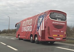 Le bus de l’Atlético de Madrid aperçu sur l’A16 entre Boulogne et Calais