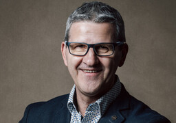 A Berck, Jean-Luc Bouvier tend la main aux jeunes électeurs pour le second tour.