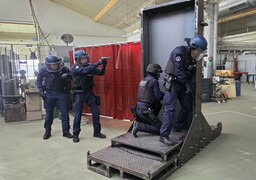 Marquise: les lycéens en chaudronnerie ont fabriqué une porte blindée pour l'entraînement des gendarmes du PSIG